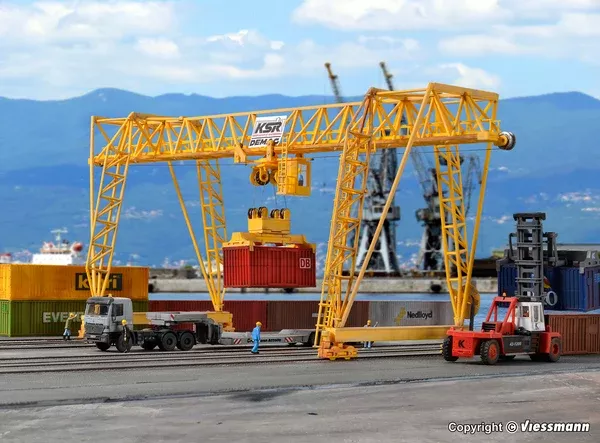 38530 – Dock Yard Container Crane (HO Scale)