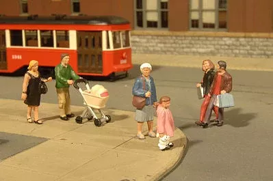 Bachmann 33159 O Scale Strolling Figures - SceneScapes(TM) -- pkg(5)