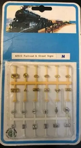 Bachmann 42513 N Railroad and Street Signs (Pack of 24)