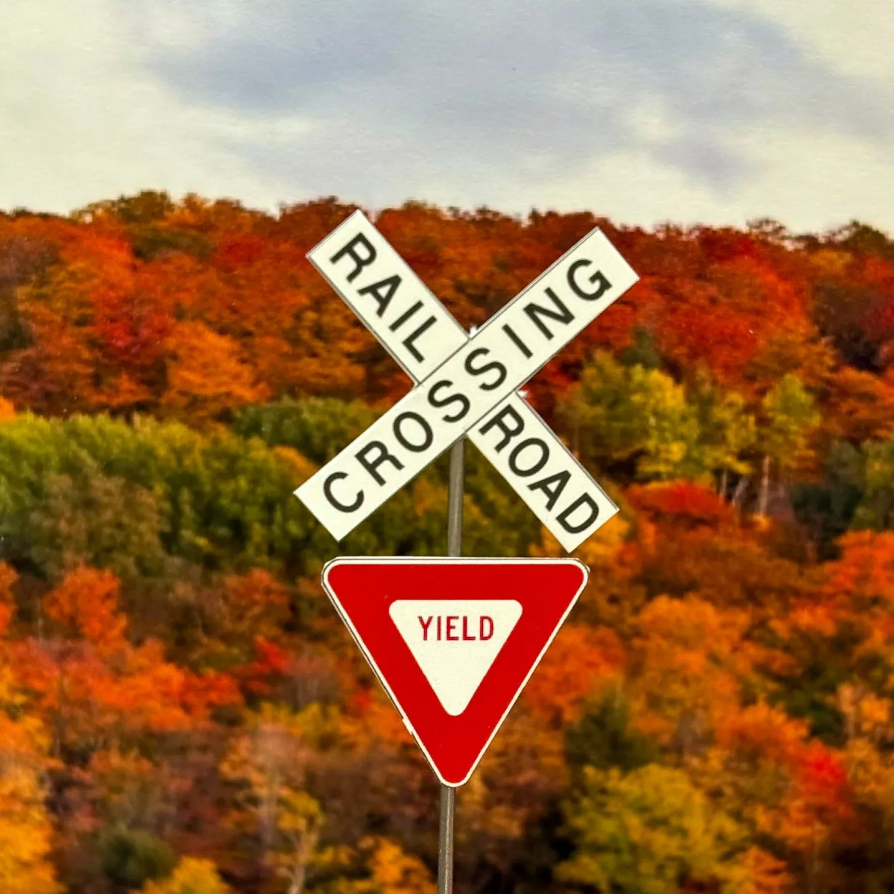 Lineside Detaila HO Scale – Modern Crossbucks w/ Yield Sign – 2 pack