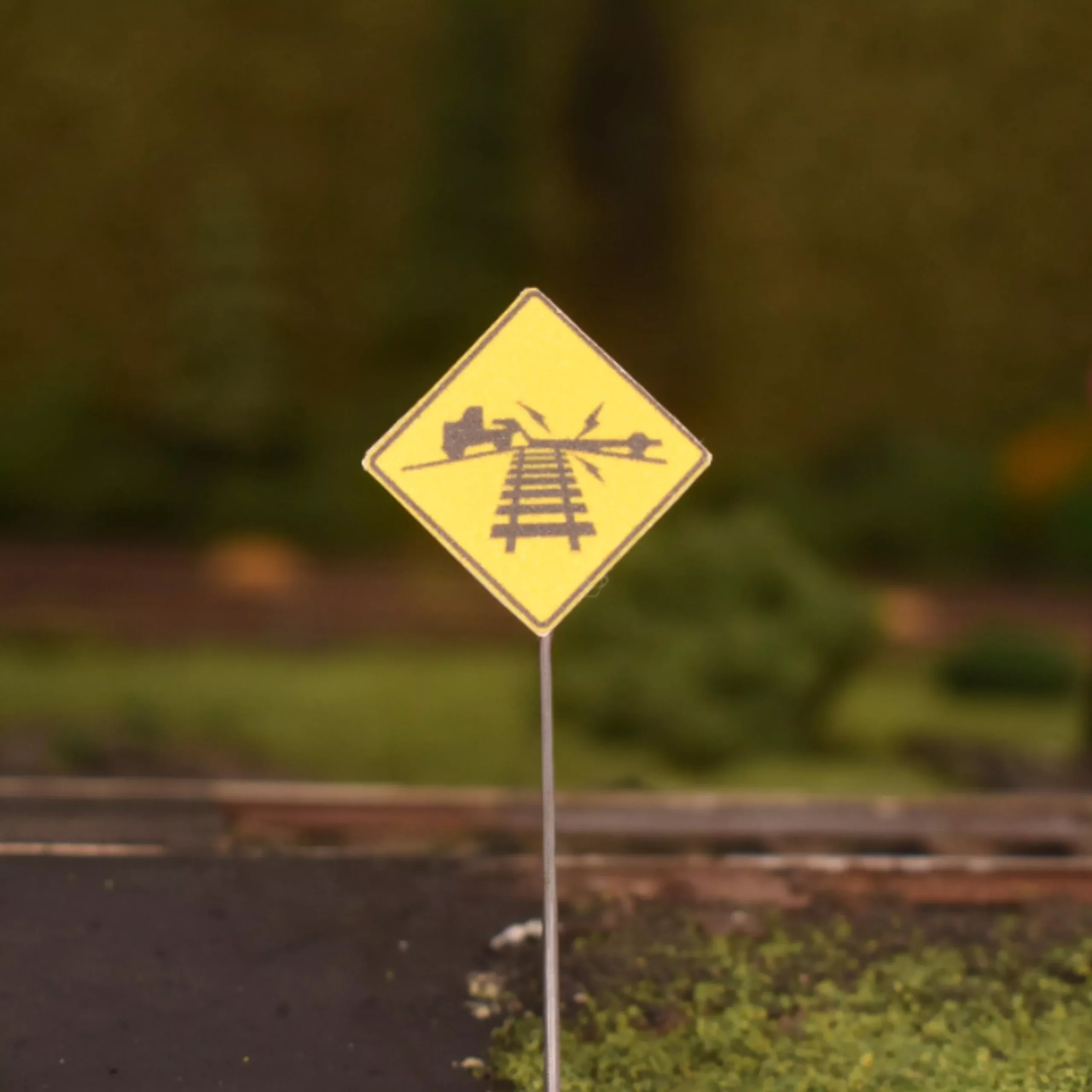 Lineside Details HO Scale – Low Ground Clearance Graphic Sign – 2 Pack
