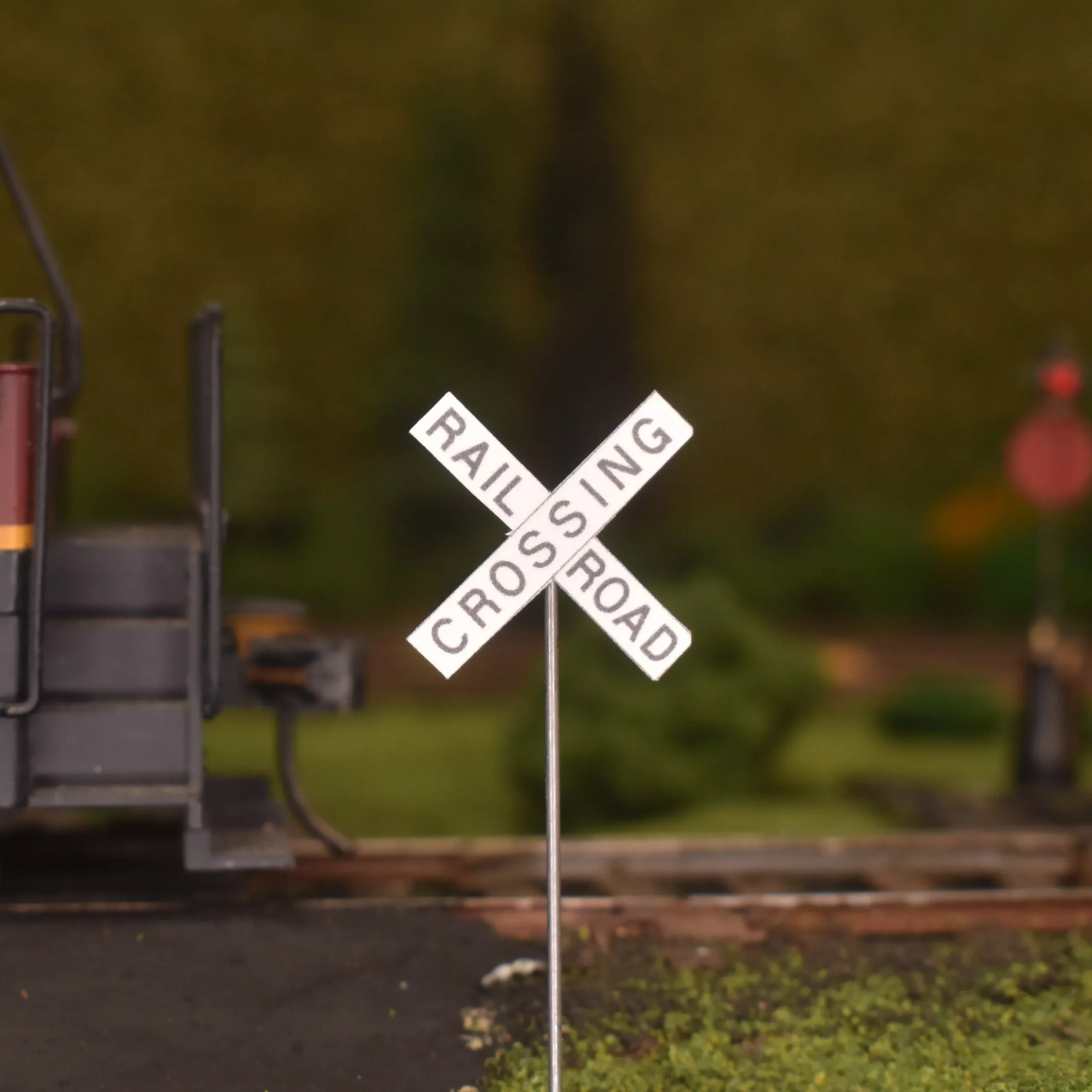 Lineside Details HO Scale – Modern Crossbucks – 2 Pack