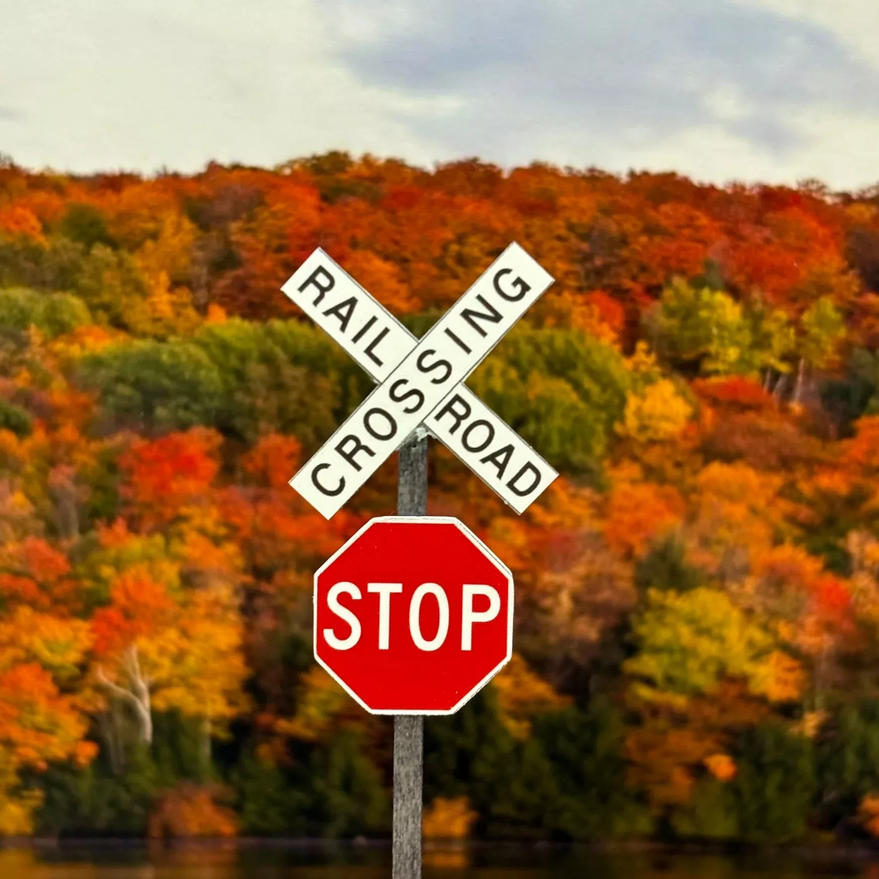 N Scale - Modern Crossbucks with Modern Stop Sign