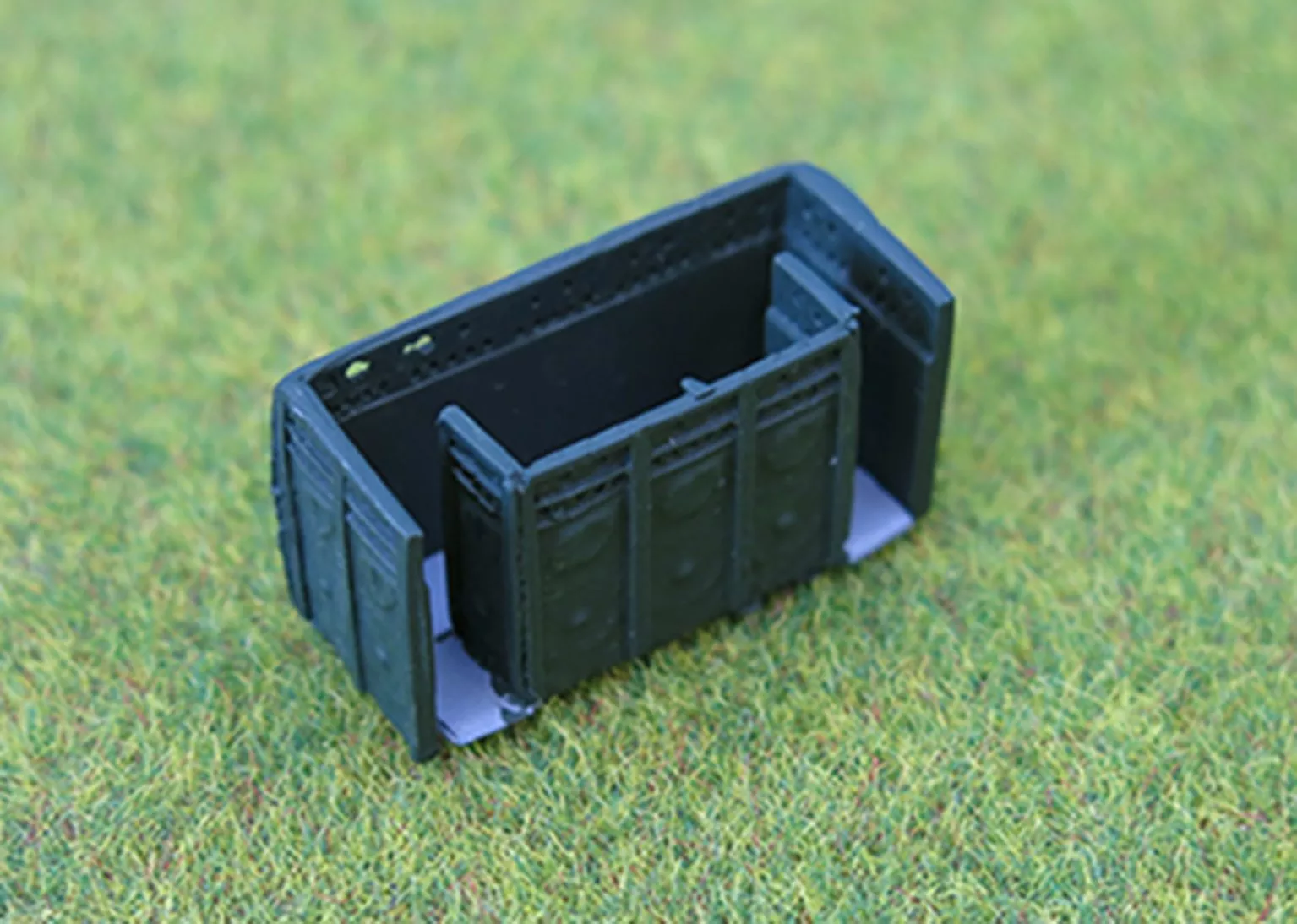 PDX81 N Gauge Painted Cast Iron Gents Toilets
