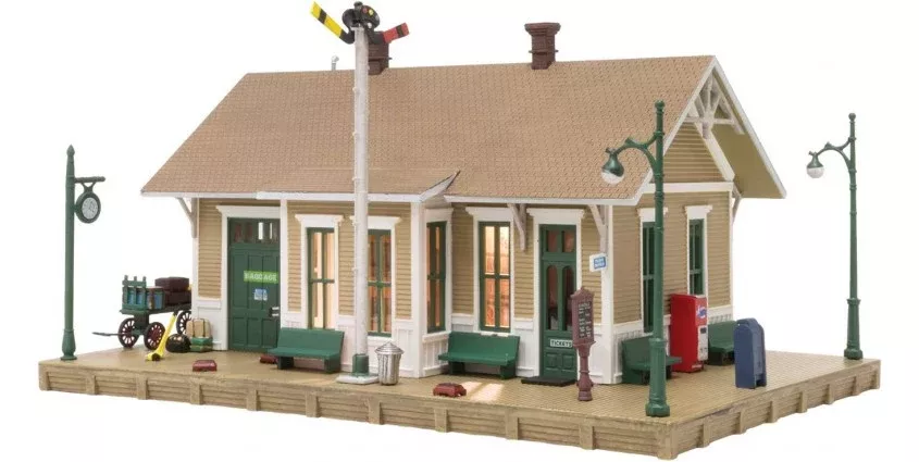 Woodland Scenics 4928 Dansbury Depot - Built & Ready Landmark Structures(R) -- Assembled - 4-1/16 x 2-13/16"10.3 x 7.1cm N Scale
